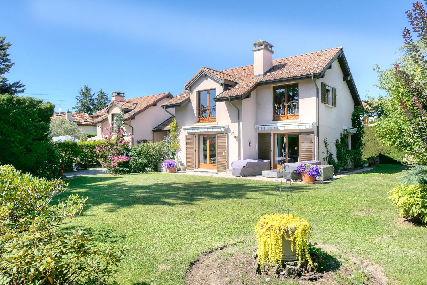 Charmante villa avec beau jardin