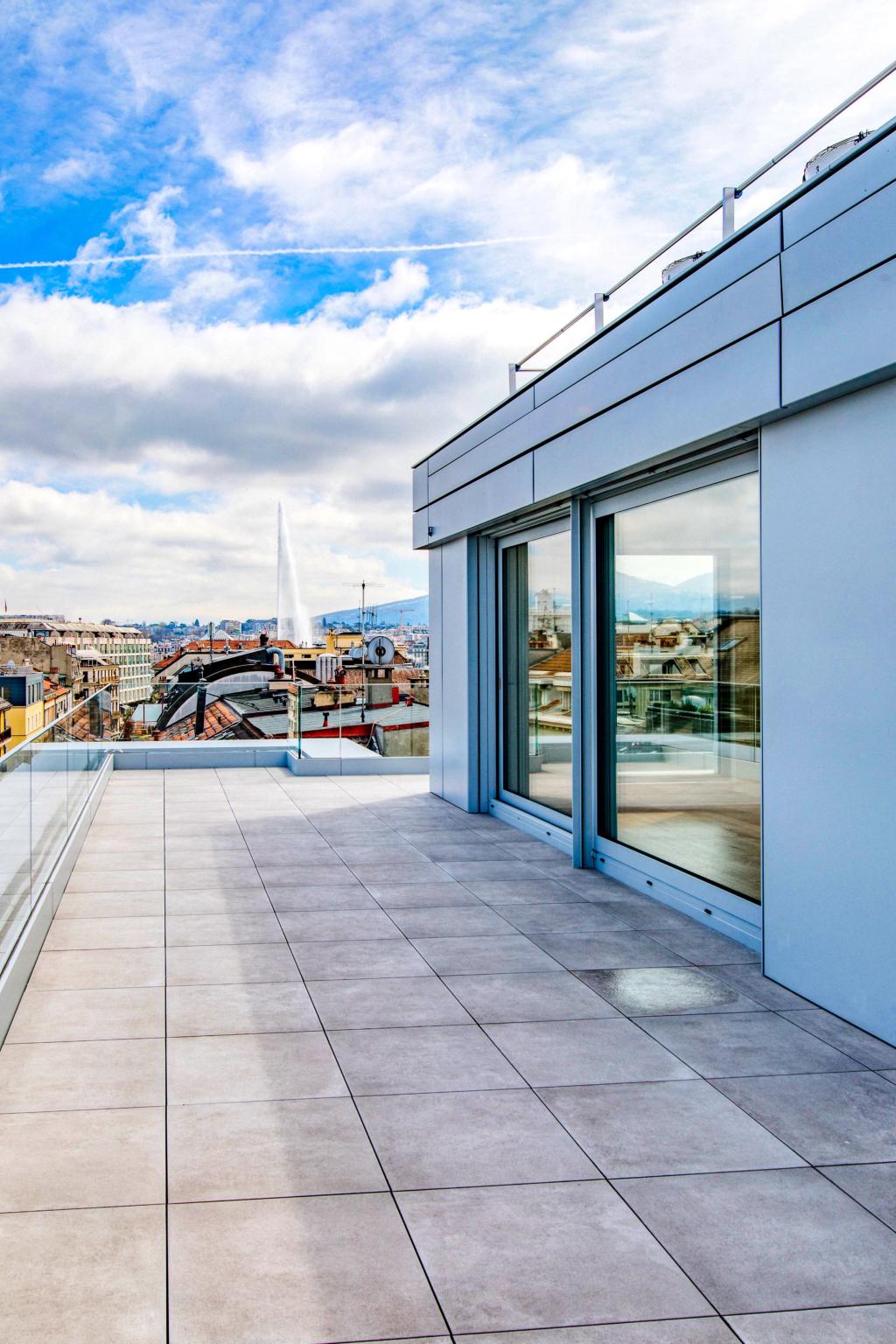 Splendide attique contemporain avec vue sur les toits de Genève et le jet d'eau